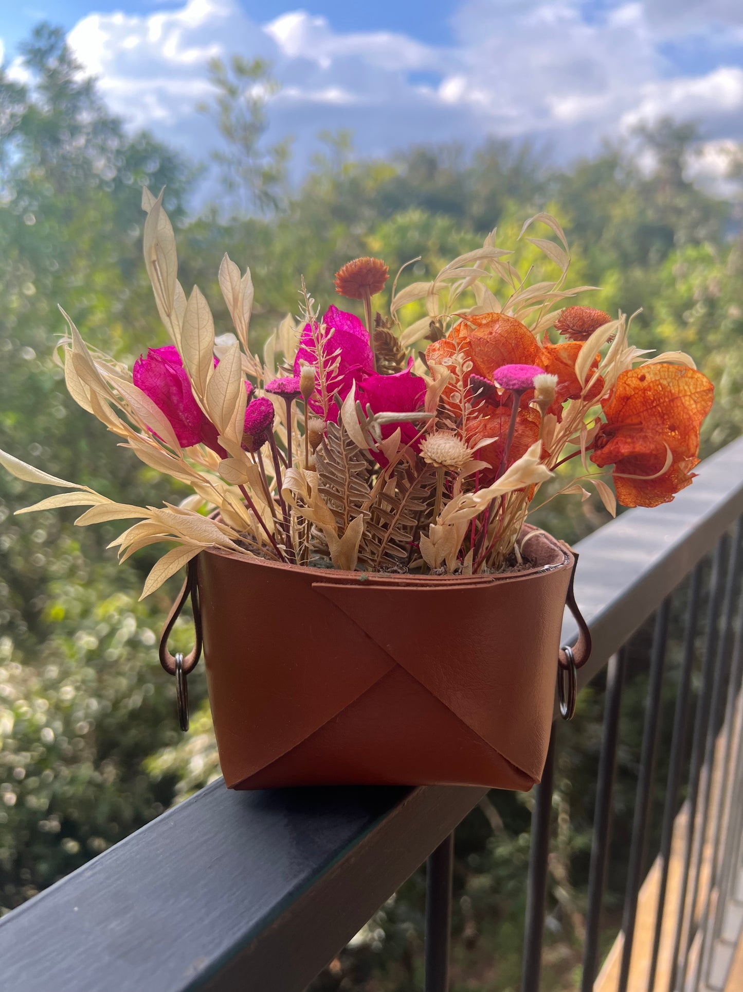 Mini cesto couro com arranjos de flores