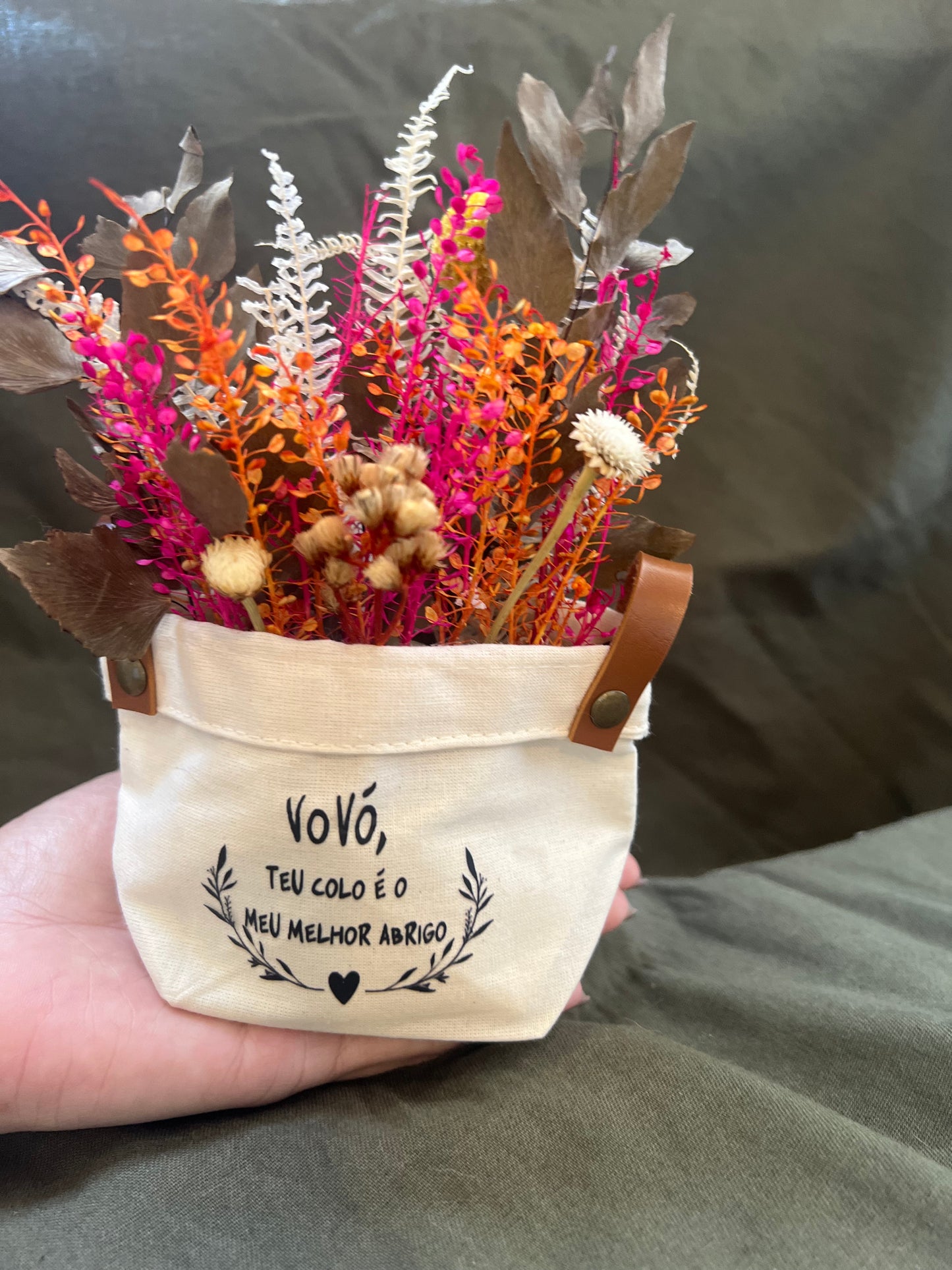 Mini cesto com arranjo de flores