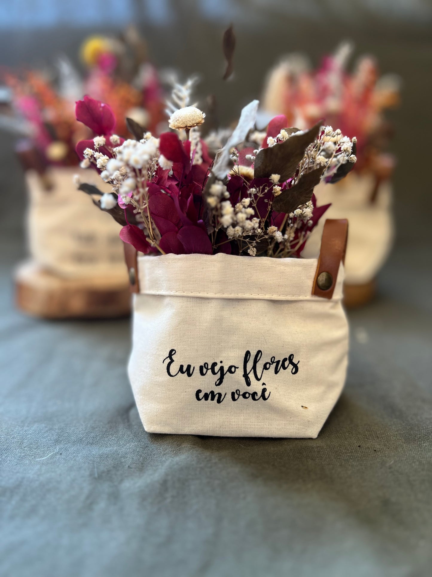 Mini cesto com arranjo de flores