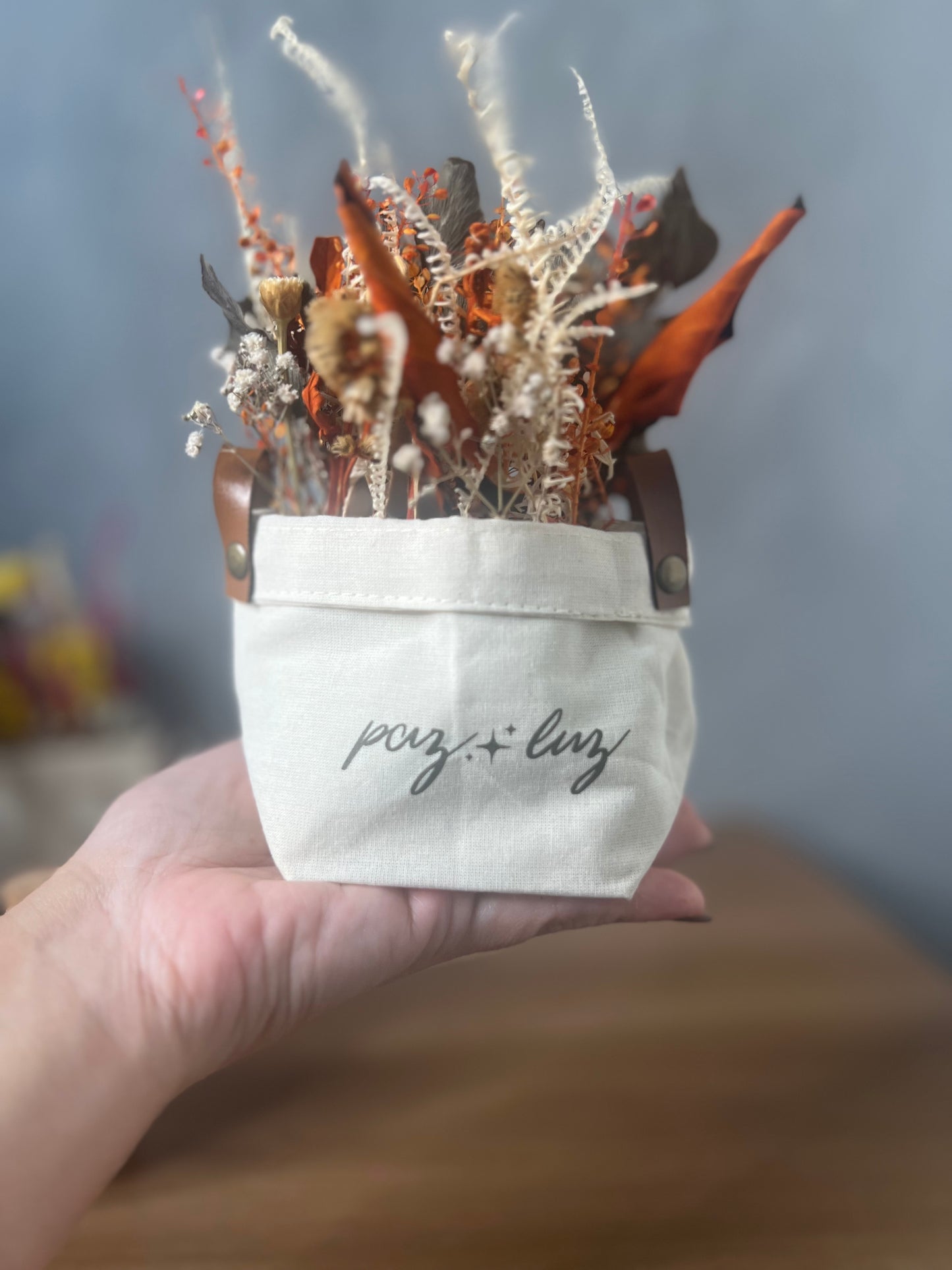 Mini cesto com arranjo de flores