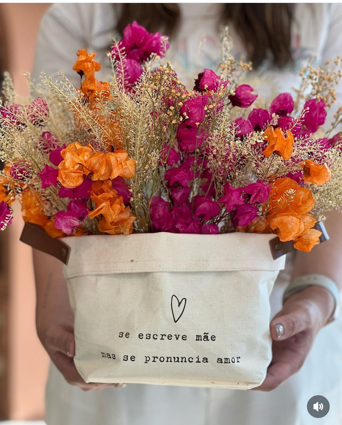 Cesto com arranjo de flores