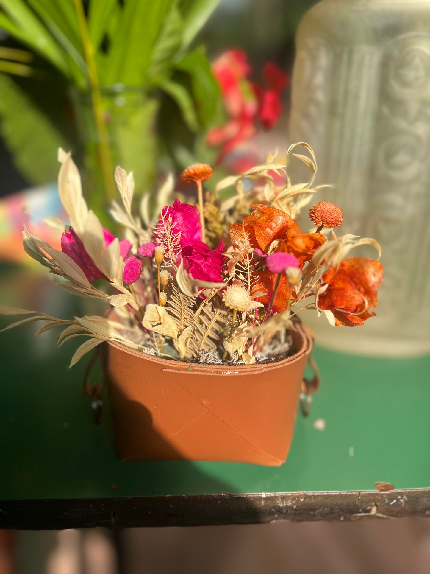 Mini cesto couro com arranjos de flores