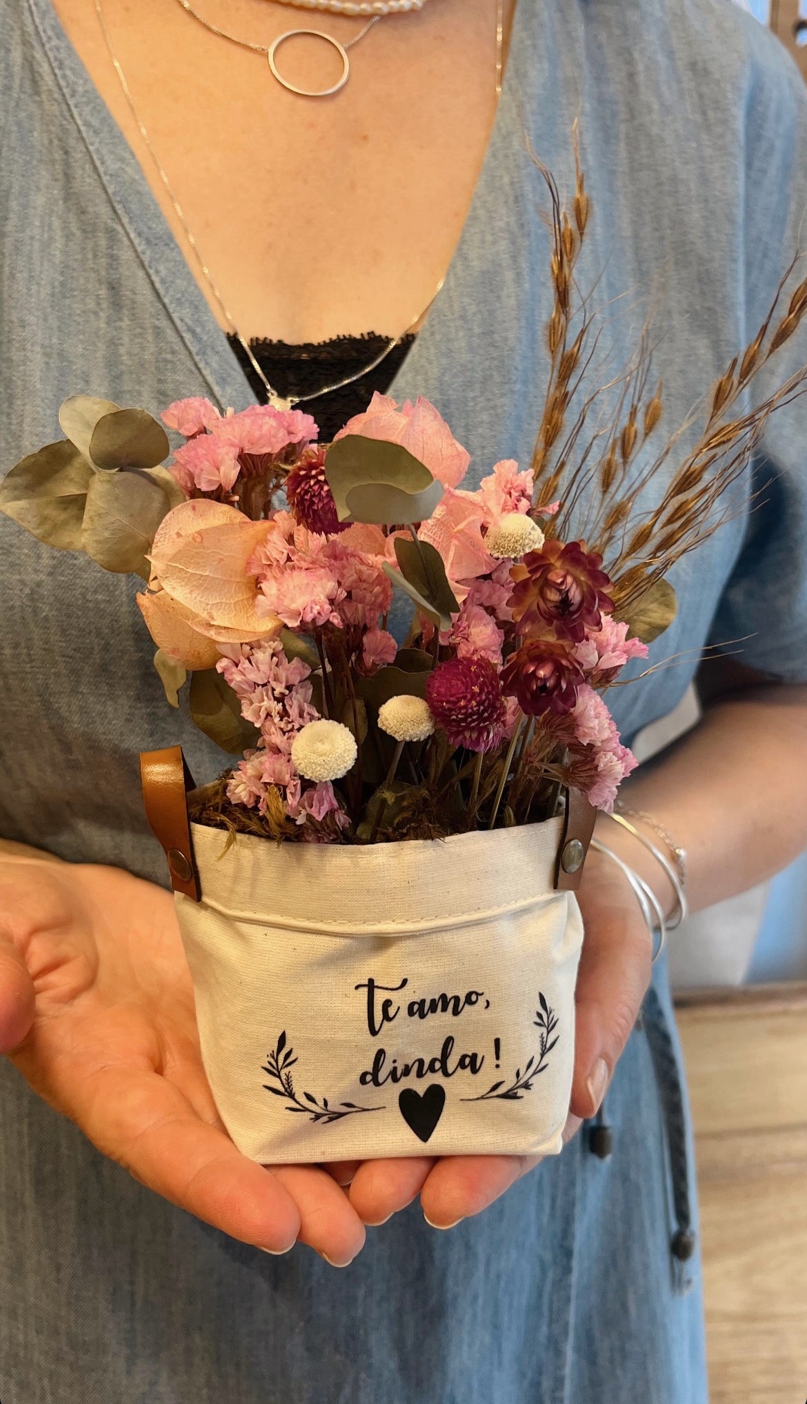 Mini cesto com arranjo de flores