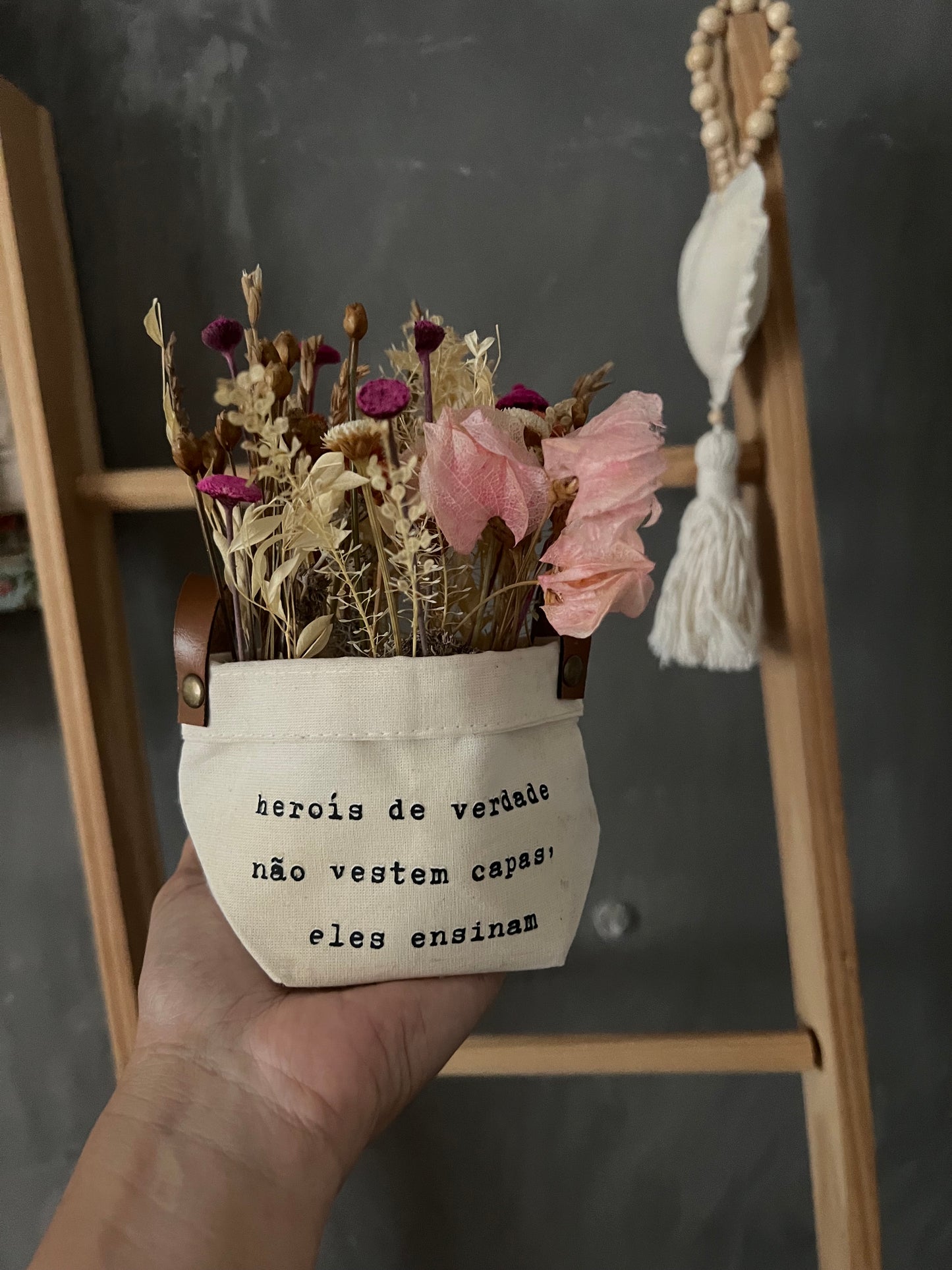 Mini cesto com arranjo de flores