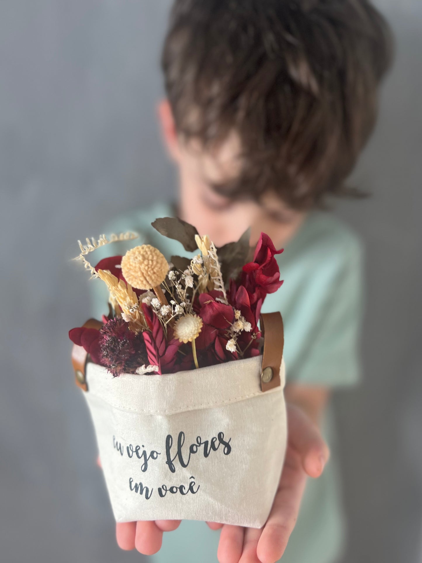 Mini cesto com arranjo de flores