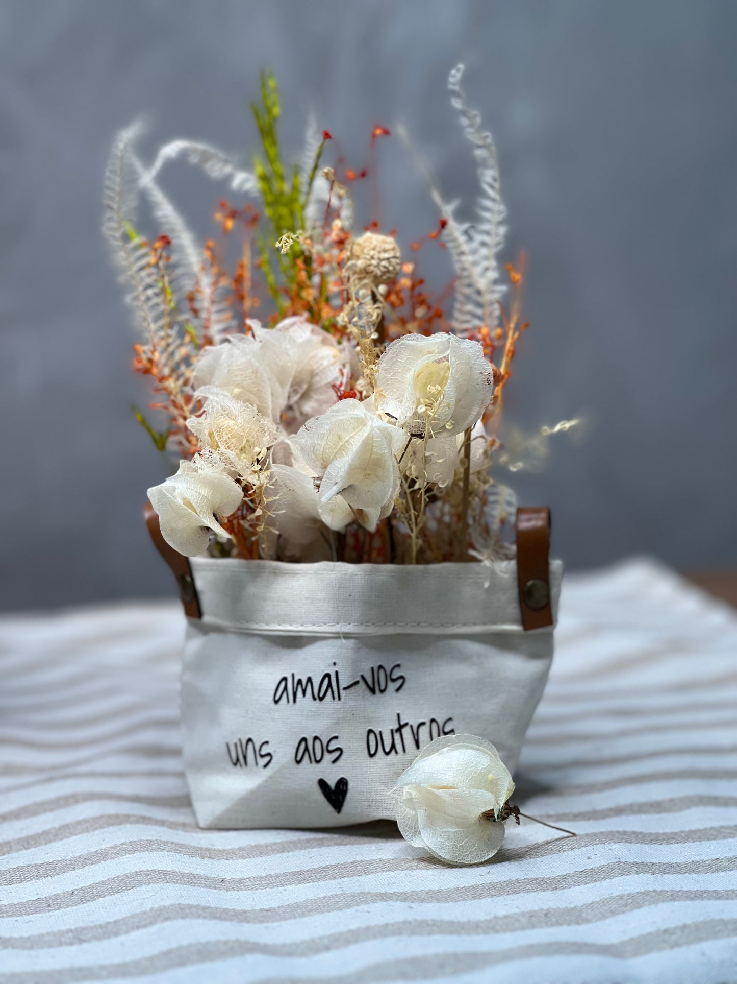 Mini cesto com arranjo de flores