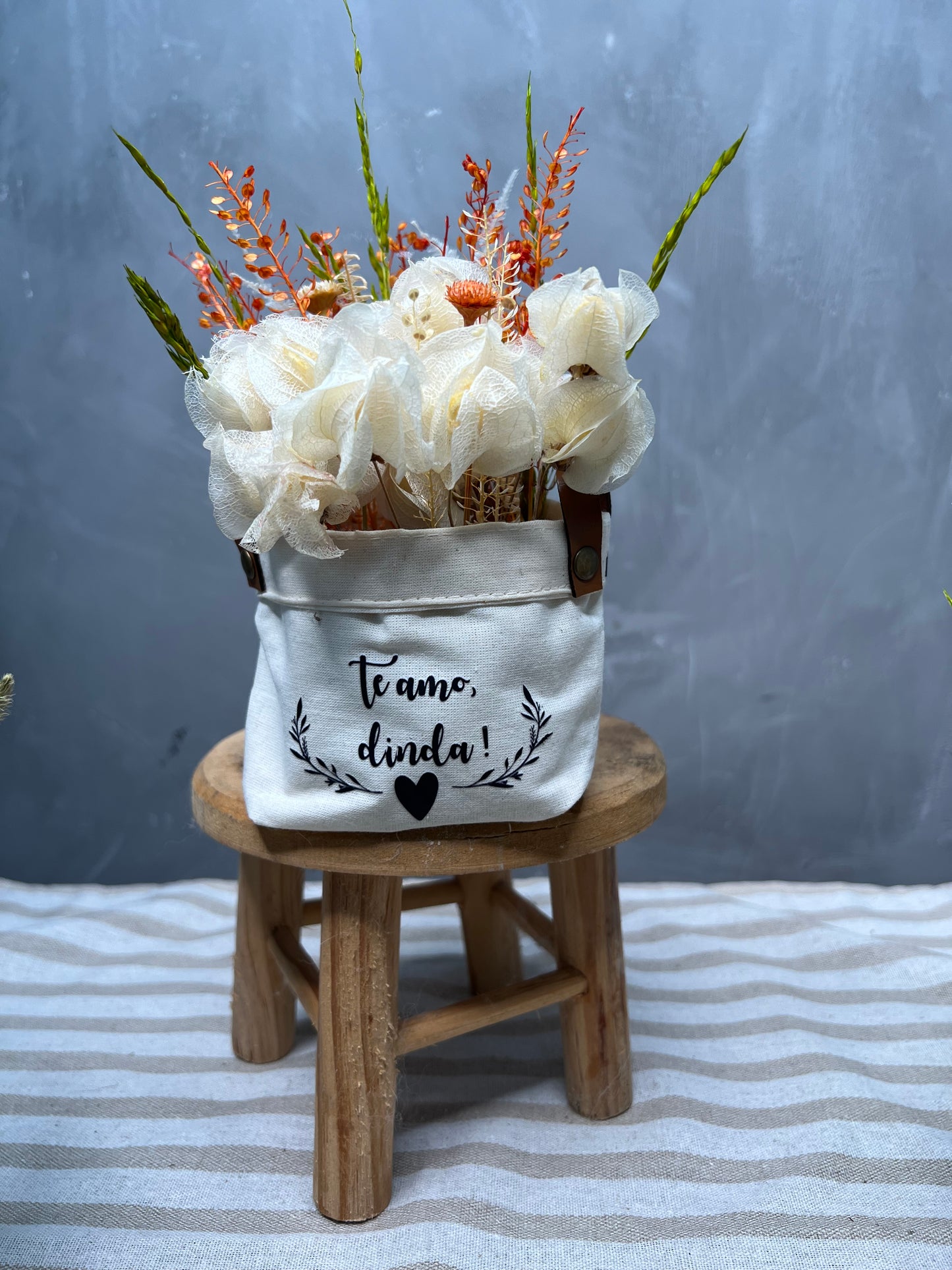 Mini cesto com arranjo de flores
