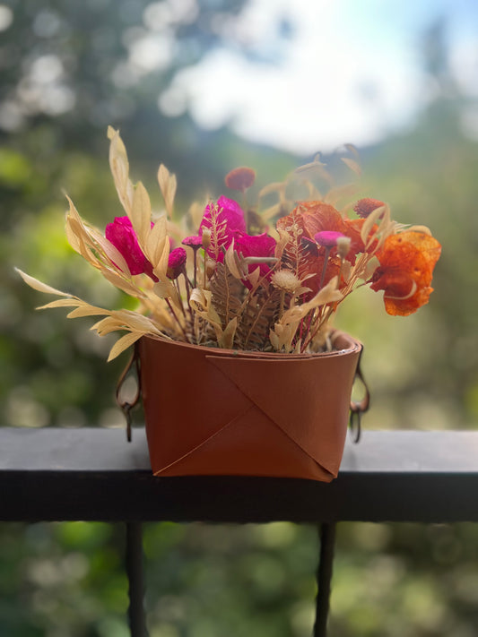 Mini cesto couro com arranjos de flores