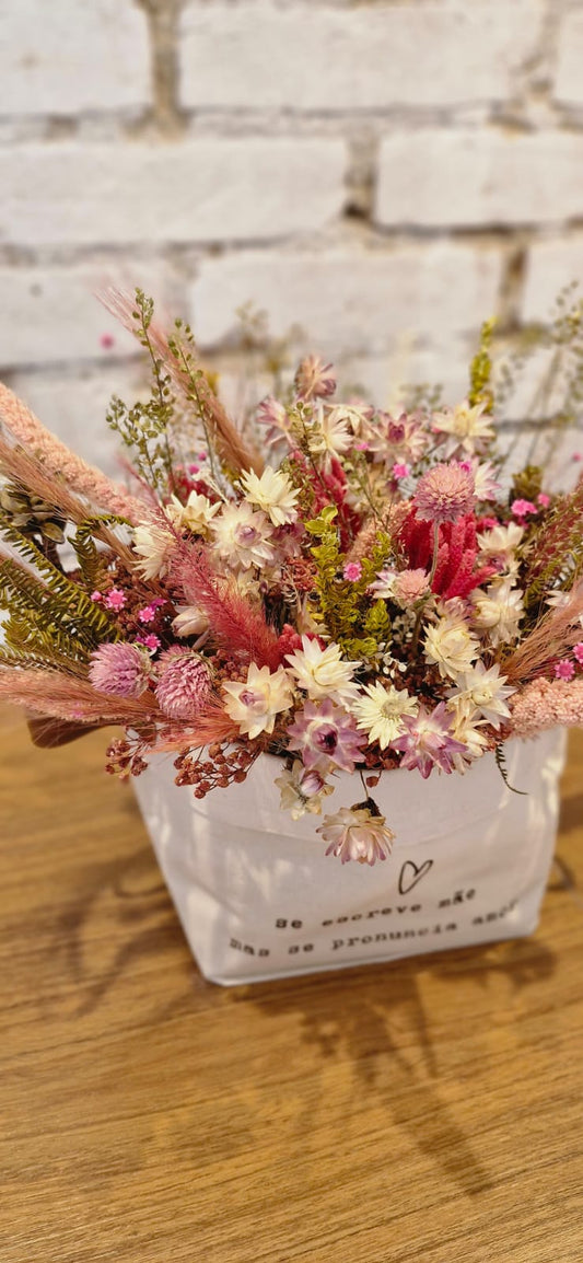 Cesto com arranjo de flores