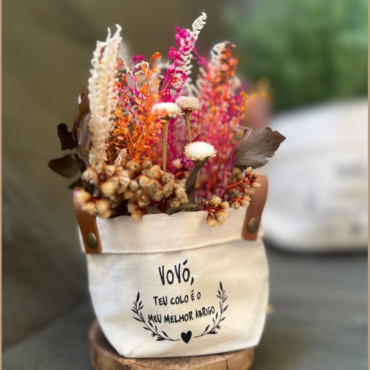 Mini cesto com arranjo de flores